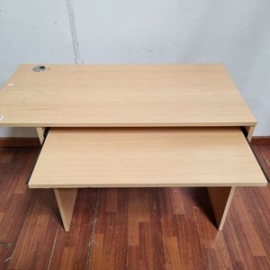 Escritorio Madera Clara con Bandeja Deslizable para Teclado y Pasacables - imagen 2
