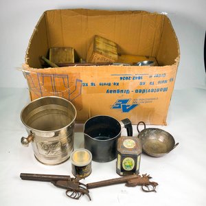 Lote de Hielera Metálica, Pava de Aluminio, Cajas de Madera y Piezas de Servir Vintage - imagen 2