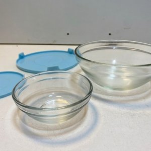 Set de 5 Bowls de Vidrio con Tapas Plásticas Celestes - imagen 3