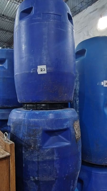 Tanques plásticos azules en buen estado