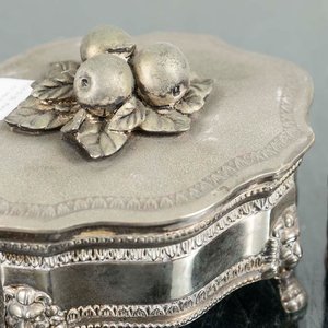 Dos Cofres Ovales de Metal Decorados - imagen 2