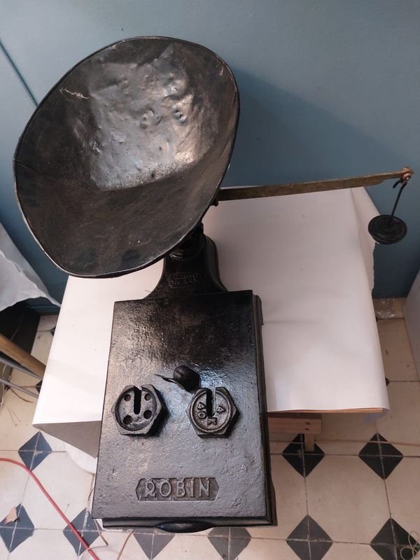 Balanza antigua de metal en perfectas condiciones - imagen 4