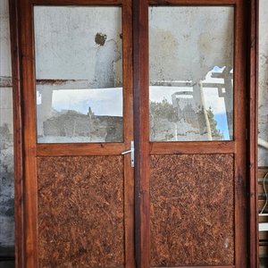 Lote siguiente: Puerta doble con marco y cerradura
