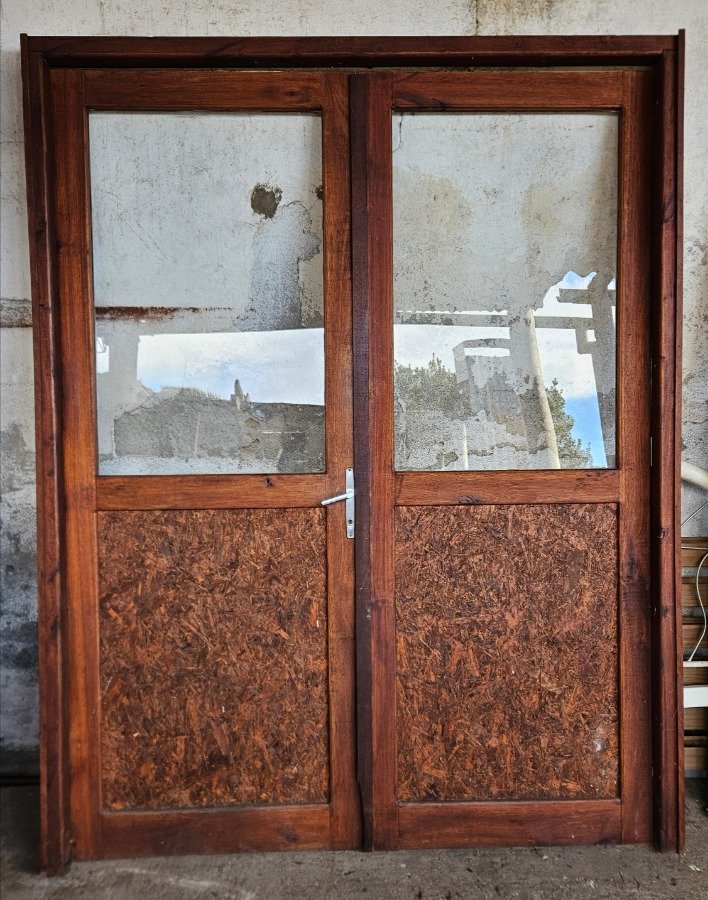 Puerta Doble de Madera con Marco y Cerradura