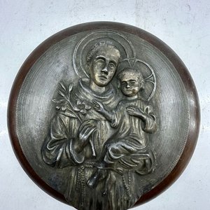 Placa Antigua en Relieve: San Antonio de Padua con Niño Jesús en Madera y Bronce Niquelado - imagen 3
