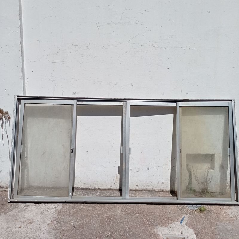 Ventana de aluminio con cuatro hojas corredizas, a dos de ellas le falta el vidrio - imagen 2