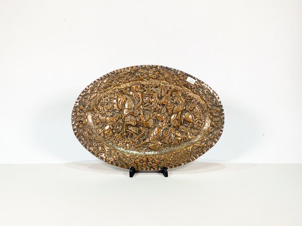 Lote siguiente: Bandeja de metal oval en relieve con soldados y jinetes