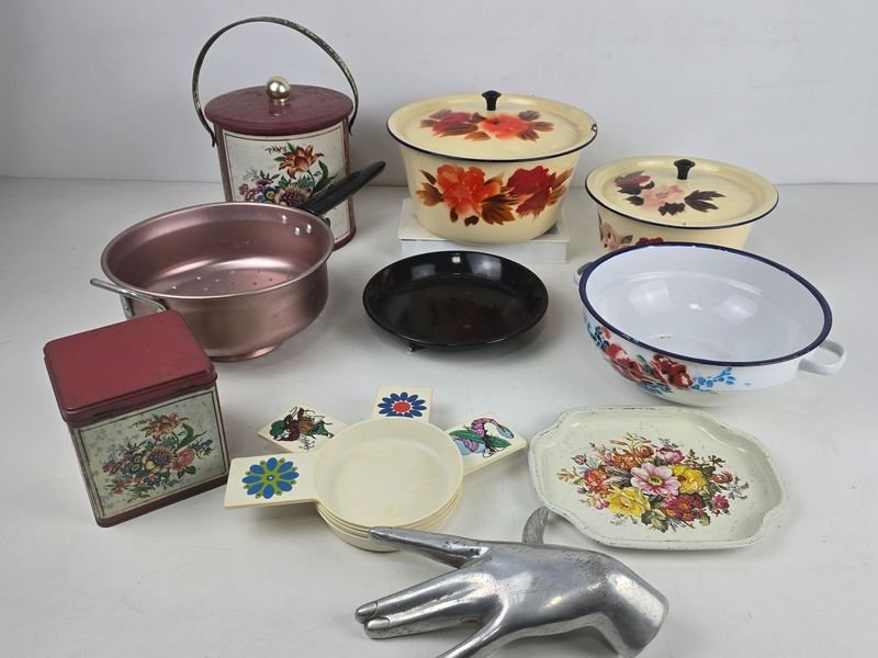Lote Surtido de Artículos de Cocina Vintage: Ollas Enlozadas, Latas Decoradas y Más