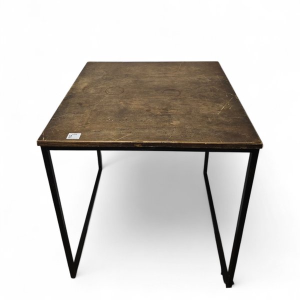 Mesa de hierro y madera para decorar tu hogar