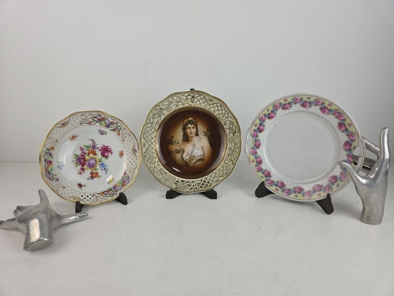 Lote siguiente: Platos de porcelana Bavaria con diseños florales y retratos