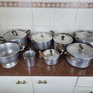 Gran Cantidad de Ollas, Cacerolas y Utensilios de Cocina en Aluminio - imagen 2