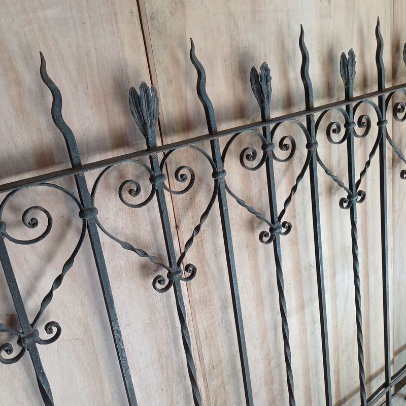 Reja antigua de hierro con detalles ornamentales - imagen 4