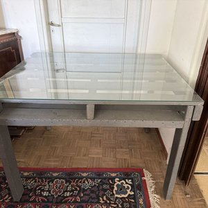 Mesa Rústica de Pallet con Tapa de Vidrio y Estructura Gris - imagen 3