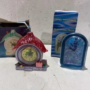 Lote siguiente: Dos Relojes de Baño Decorativos