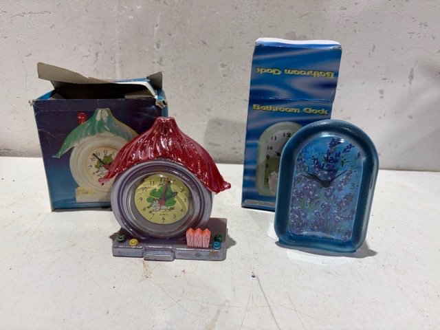 Dos Relojes de Baño Decorativos