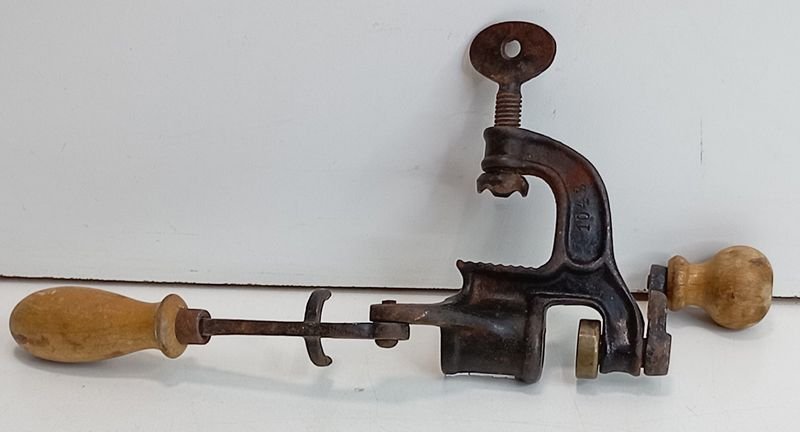 Antiguo Cargador de Cartuchos de Metal y Madera