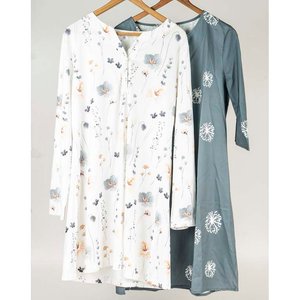 Lote siguiente: Dos Vestidos Estampados Talle L: Manga Corta Gris y Manga Larga Blanco