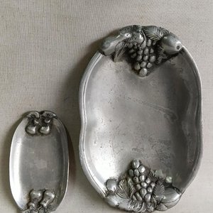 Dos Bandejas de Peltre con Diseño de Frutas - imagen 4