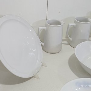 Set de 8 Piezas de Cerámica y Vidrio Blanco: Jarras, Platos y Bowls Decorados - imagen 3