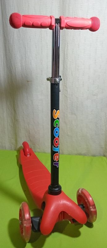 Monopatín Scooter Plegable Rojo con Ruedas Transparentes