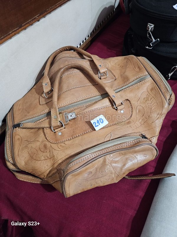 Bolso de Cuero Marrón con Grabados
