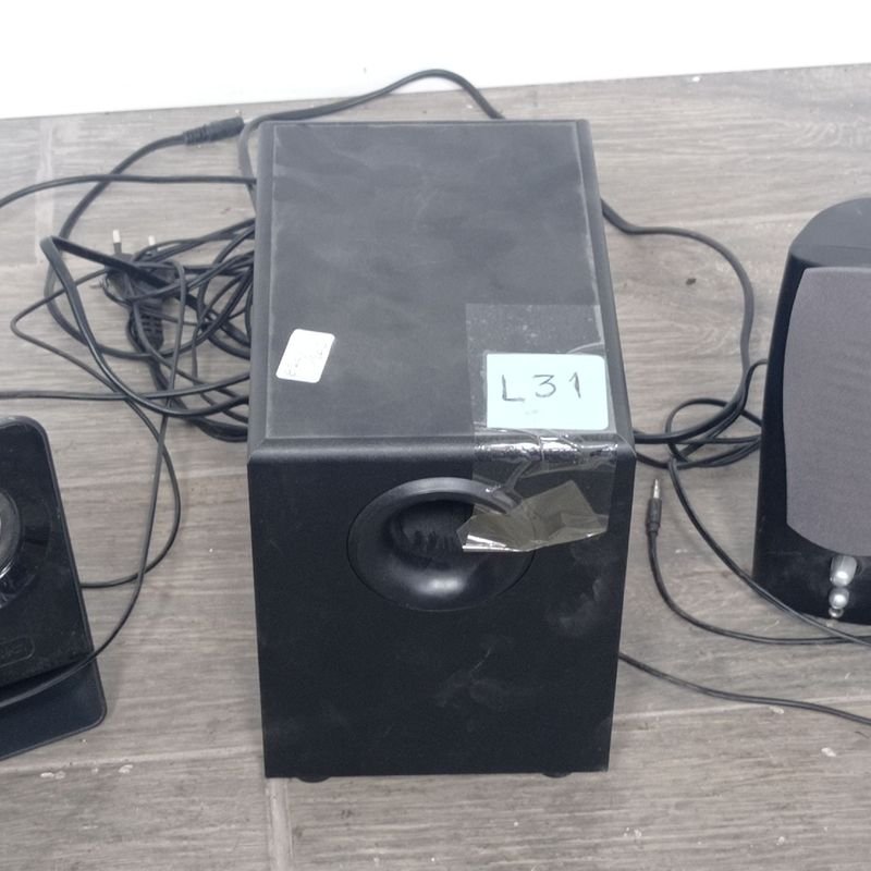 Juego de parlantes marca Logitech en venta - imagen 2