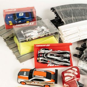 Pista de auto de carreras compuesto por tramos de pista y 4 autos de carrera diferentes. - imagen 2