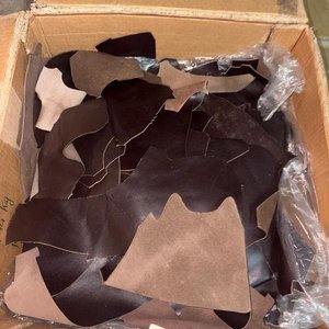 Lote de Retazos de Cuero en Varios Tonos para Artesanos - imagen 1