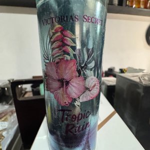 Lote siguiente: Perfume Victoria's Secret Tropic Rain 230 ml Nuevo