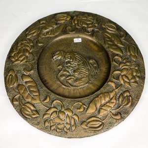 Plato de Bronce Repujado con Motivos Florales y Animal Mitológico - imagen 2