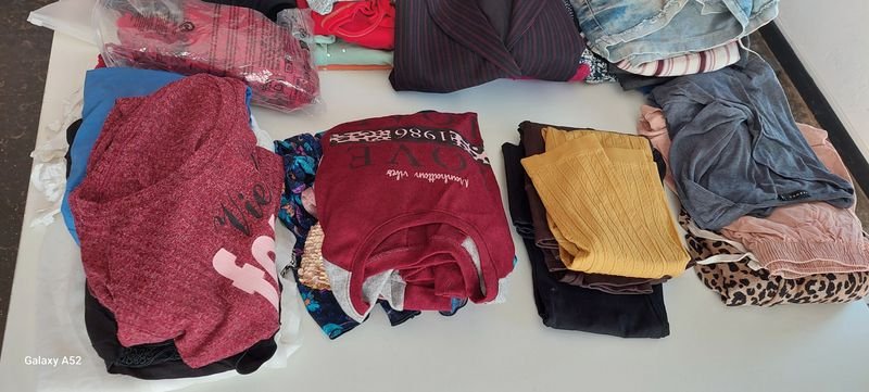 Gran lote de ropa variada - imagen 3