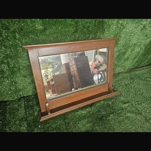 Lote anterior: Espejo de madera de roble con repisa