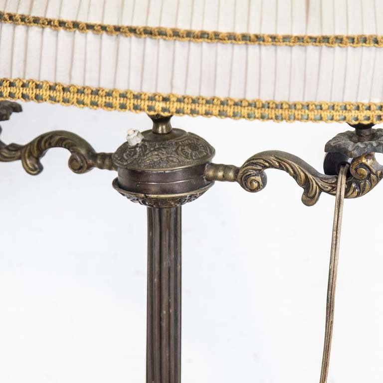Lámpara de pie en bronce con pantalla de tela plegada - imagen 2