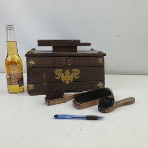 Antigua Caja Lustra Calzado de Madera con Herrajes Dorados y Accesorios de Época - imagen 2