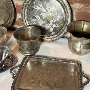 Lote de Platería Antigua: Bandejas, Cuencos y Jarra - imagen 5