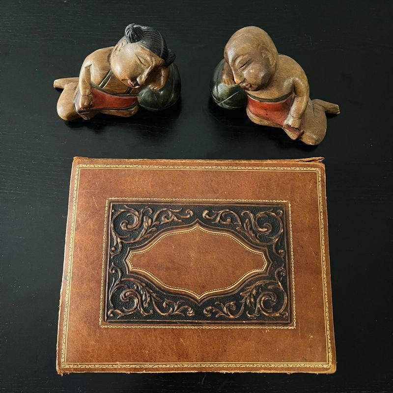 Lote anterior: Libros y juguetes tallados en madera con detalles de cuero