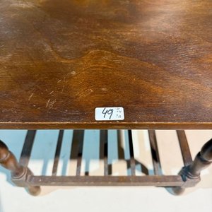 Lote siguiente: Mesita de Madera con Revistero Estilo Clásico