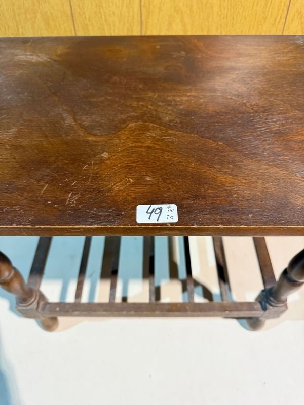 Mesita de Madera con Revistero Estilo Clásico