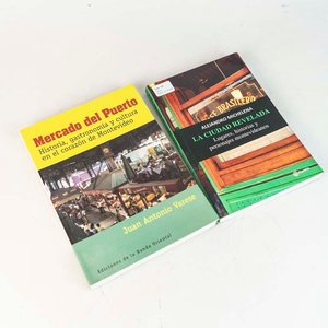 Lote siguiente: 2 Libros: La Ciudad Revelada y Mercado del Puerto sobre Montevideo