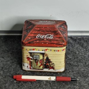Lata Coca-Cola Decorada con Vela Aromática Navideña - imagen 3