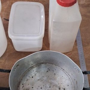 Lote de Artículos de Cocina: Ollas, Recipientes y Botella - imagen 2