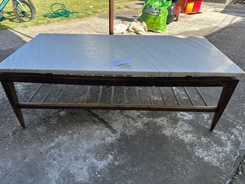 Lote siguiente: Mesa Ratona con tapa de mármol, estilo americano