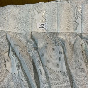 Lote de Dos Cortinas: Calada Blanca y Estampada de Caballos - imagen 4