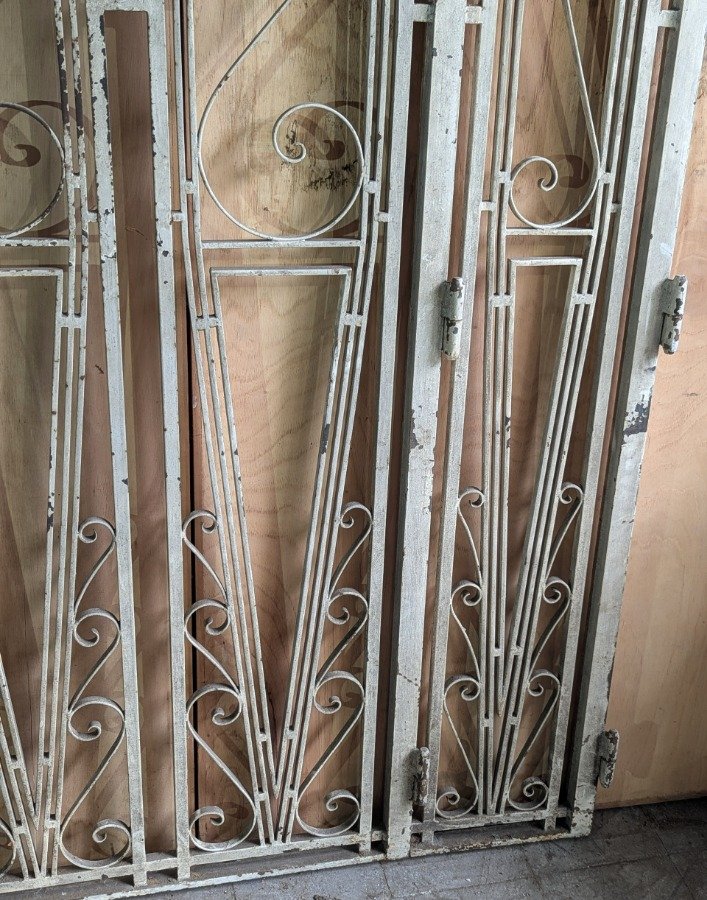 Puerta de hierro forjado con diseño en planchuela y cuadrados - imagen 7