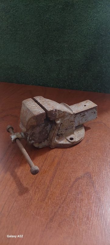Lote siguiente: Morsa en buen estado - Vise de metal con mano de ajuste
