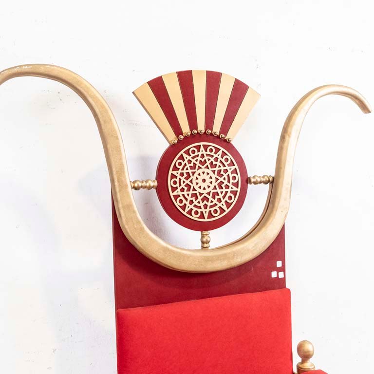 Silla fantasía roja y dorada con diseño en la pintura - imagen 2