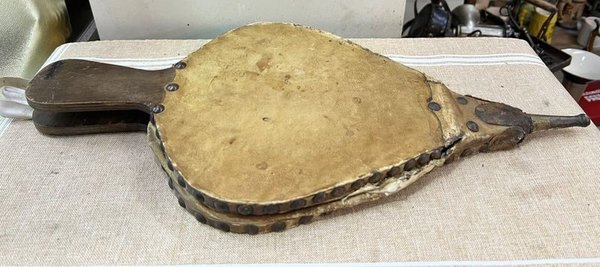 Fuelle Antiguo de Chimenea en Madera y Cuero con Terminaciones Metálicas