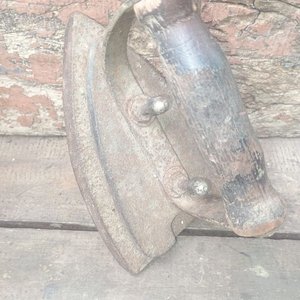 Plancha Antigua de Hierro y Lanzadera de Telar de Madera - imagen 3
