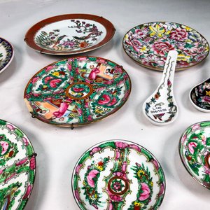 Nueve Piezas de Porcelana Oriental Decorativa: Platos y Cucharitas - imagen 4