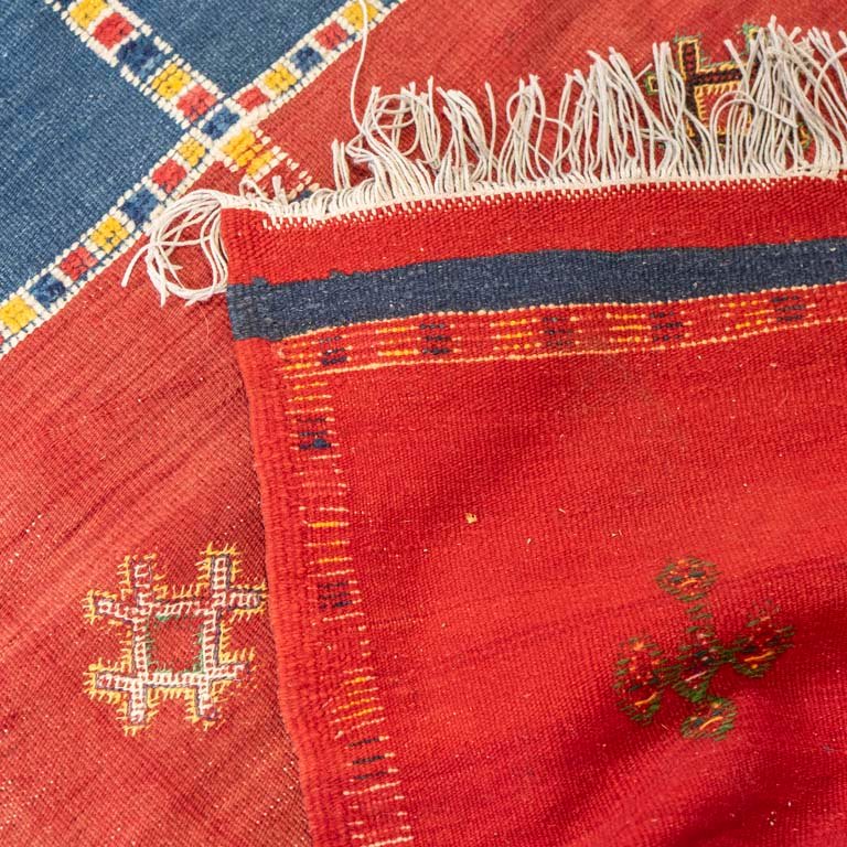 Gran alfombra kilim a cuadros roja y azul para decorar - imagen 3